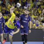 27.10.2021 Kielce. Mecz Ligi Mistrzów: Łomża Viva Kielce - Paris Saint-Germain. Z piłką Miguel Sanchez-Migallon / Jarosław Kubalski / Radio Kielce