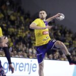 27.10.2021 Kielce. Mecz Ligi Mistrzów: Łomża Viva Kielce - Paris Saint-Germain. Branko Vujović / Jarosław Kubalski / Radio Kielce