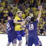 27.10.2021 Kielce. Mecz Ligi Mistrzów: Łomża Viva Kielce - Paris Saint-Germain. Z piłką Alex Dujszebajew / Jarosław Kubalski / Radio Kielce