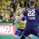27.10.2021 Kielce. Mecz Ligi Mistrzów: Łomża Viva Kielce - Paris Saint-Germain. Z piłką Alex Dujszebajew / Jarosław Kubalski / Radio Kielce