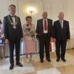 06.10.2021. Mirzec. Jubileusz długoletniego pożycia małżeńskiego. Na zdjęciu (od lewej): wójt Mirosław Seweryn, Julianna i Władysław Dymińscy, poseł Krzysztof Lipiec / Anna Głąb / Radio Kielce