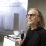 21.10.2021 Michniów. Mauzoleum Martyrologii Wsi Polskich. "Spotkanie z Historią i Architekturą". Na zdjęciu Mirosław Nizio - architekt, twórca projektu Mauzoleum / Jarosław Kubalski / Radio Kielce