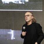 21.10.2021 Michniów. Mauzoleum Martyrologii Wsi Polskich. "Spotkanie z Historią i Architekturą". Na zdjęciu Mirosław Nizio - architekt, twórca projektu Mauzoleum / Jarosław Kubalski / Radio Kielce