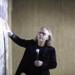 21.10.2021 Michniów. Mauzoleum Martyrologii Wsi Polskich. "Spotkanie z Historią i Architekturą". Na zdjęciu Mirosław Nizio - architekt, twórca projektu Mauzoleum / Jarosław Kubalski / Radio Kielce