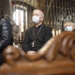 22.10.2021 Kielce. Katedra. Wernisaż wystawy "Splendor Cathedralis". Na zdjęciu w środku: biskup Jan Piotrowski / Jarosław Kubalski / Radio Kielce