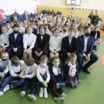 22.10.2021 Rykoszyn. Szkoła Podstawowa im. Józefa Piłsudskiego. Odsłonięcie pomnika Marszałka / Jarosław Kubalski / Radio Kielce