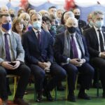 22.10.2021 Rykoszyn. Szkoła Podstawowa im. Józefa Piłsudskiego. Odsłonięcie pomnika Marszałka. Na zdjęciu od lewej: członek zarządu powiatu kieleckiego Cezary Majcher, wójt Piekoszowa Zbigniew Piątek, poseł Krzysztof Lipiec i senator Krzysztof Słoń / Jarosław Kubalski / Radio Kielce