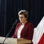 22.10.2021 Rykoszyn. Szkoła Podstawowa im. Józefa Piłsudskiego. Odsłonięcie pomnika Marszałka. Na zdjęciu dyrektor szkoły Agata Skalska / Jarosław Kubalski / Radio Kielce