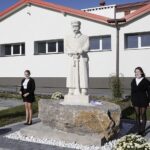 22.10.2021 Rykoszyn. Szkoła Podstawowa im. Józefa Piłsudskiego. Odsłonięcie pomnika Marszałka / Jarosław Kubalski / Radio Kielce