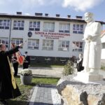 22.10.2021 Rykoszyn. Szkoła Podstawowa im. Józefa Piłsudskiego. Odsłonięcie pomnika Marszałka / Jarosław Kubalski / Radio Kielce