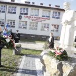 22.10.2021 Rykoszyn. Szkoła Podstawowa im. Józefa Piłsudskiego. Odsłonięcie pomnika Marszałka. Wieniec składa poseł Krzysztof Lipiec / Jarosław Kubalski / Radio Kielce