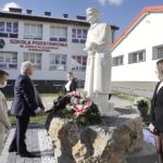 22.10.2021 Rykoszyn. Szkoła Podstawowa im. Józefa Piłsudskiego. Odsłonięcie pomnika Marszałka. Wieniec składa poseł Krzysztof Lipiec / Jarosław Kubalski / Radio Kielce