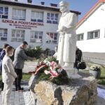 22.10.2021 Rykoszyn. Szkoła Podstawowa im. Józefa Piłsudskiego. Odsłonięcie pomnika Marszałka. Wieniec składa członek zarządu powiatu kieleckiego Cezary Majcher / Jarosław Kubalski / Radio Kielce