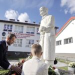 22.10.2021 Rykoszyn. Szkoła Podstawowa im. Józefa Piłsudskiego. Odsłonięcie pomnika Marszałka. Wieniec składa wójt Piekoszowa Zbigniew Piatek / Jarosław Kubalski / Radio Kielce