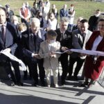 22.10.2021 Rykoszyn. Szkoła Podstawowa im. Józefa Piłsudskiego. Odsłonięcie pomnika Marszałka. Na zdjęciu od lewej: wójt Piekoszowa Zbigniew Piątek, poseł Krzysztof Lipiec, senator Krzysztof Słoń, członek zarządu powiatu kieleckiego Cezary Majcher i dyrektor szkoły Agata Skalska / Jarosław Kubalski / Radio Kielce