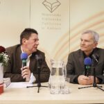 22.10.2021 Kielce. Wojewódzka Biblioteka Publiczna. Promocja książki Jerzego Daniela "Całym sobą". Na zdjęciu od lewej: dr Janusz Detka - UJK i Jerzy Daniel / Jarosław Kubalski / Radio Kielce