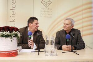 22.10.2021 Kielce. Wojewódzka Biblioteka Publiczna. Promocja książki Jerzego Daniela "Całym sobą". Na zdjęciu od lewej: dr Janusz Detka - UJK i Jerzy Daniel / Jarosław Kubalski / Radio Kielce