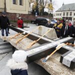 24.10.2021 Kielce. Krzyż Morowy przed katedrą w drodze na Święty Krzyż / Jarosław Kubalski / Radio Kielce