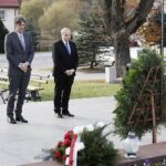 27.10.2021 Michniów. Mauzoleum Martyrologii Wsi Polskich. Ambasador Republiki Federalnej Niemiec Arndt Freytag von Loringhoven ( na zdjęciu z lewej) i Konsul Generalny Niemiec Michael Groß złożyli wieńce przed Mauzoleum / Jarosław Kubalski / Radio Kielce