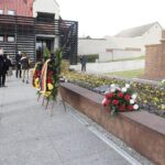 27.10.2021 Michniów. Mauzoleum Martyrologii Wsi Polskich. Ambasador Republiki Federalnej Niemiec Arndt Freytag von Loringhoven ( na zdjęciu z lewej) i Konsul Generalny Niemiec Michael Groß złożyli wieńce przed Mauzoleum / Jarosław Kubalski / Radio Kielce