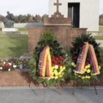 27.10.2021 Michniów. Mauzoleum Martyrologii Wsi Polskich. Ambasador Republiki Federalnej Niemiec Arndt Freytag von Loringhoven  i Konsul Generalny Niemiec Michael Groß złożyli wieńce przed Mauzoleum / Jarosław Kubalski / Radio Kielce