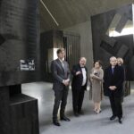 27.10.2021 Michniów. Mauzoleum Martyrologii Wsi Polskich. Ambasador Republiki Federalnej Niemiec Arndt Freytag von Loringhoven  i Konsul Generalny Niemiec Michael Groß zwiedzili Mauzoleum. Gosci oprowadził dyrektor Muzeum Wsi Kieleckiej Tadeusz Sikora ( w środku) / Jarosław Kubalski / Radio Kielce