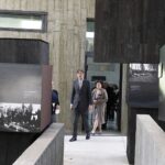 27.10.2021 Michniów. Mauzoleum Martyrologii Wsi Polskich. Ambasador Republiki Federalnej Niemiec Arndt Freytag von Loringhoven  i Konsul Generalny Niemiec Michael Groß zwiedzili Mauzoleum / Jarosław Kubalski / Radio Kielce