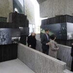 27.10.2021 Michniów. Mauzoleum Martyrologii Wsi Polskich. Ambasador Republiki Federalnej Niemiec Arndt Freytag von Loringhoven  i Konsul Generalny Niemiec Michael Groß zwiedzili Mauzoleum / Jarosław Kubalski / Radio Kielce