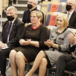 06.10.2021 Kielce. Politechnika Świętokrzyska. Inauguracja roku akademickiego. Na zdjęciu od lewej: senator Jarosław Rusiecki, zastępca prezydenta Kielc Bożena Szypiór, wicemarszałek Renata Janik i wojewoda Zbigniew Koniusz / Jarosław Kubalski / Radio Kielce