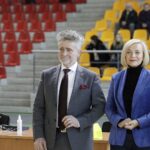 10.10.2021 Kielce. Turniej koszykówki na wózkach o Puchar Marszałka. Na zdjęciu od lewej: senator Krzysztof Słoń i wicemarszałek Renata Janik / Jarosław Kubalski / Radio Kielce