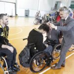 10.10.2021 Kielce. Turniej koszykówki na wózkach o Puchar Marszałka. Medale wręcza senator Krzysztof Słoń / Jarosław Kubalski / Radio Kielce