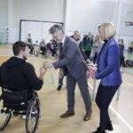 10.10.2021 Kielce. Turniej koszykówki na wózkach o Puchar Marszałka. Medale i puchary wręczają wicemarszałek Renata Janik i senator Krzysztof Słoń / Jarosław Kubalski / Radio Kielce