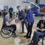 10.10.2021 Kielce. Turniej koszykówki na wózkach o Puchar Marszałka. Medale i puchary wręczają wicemarszałek Renata Janik i senator Krzysztof Słoń / Jarosław Kubalski / Radio Kielce