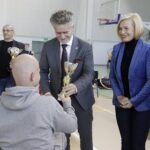10.10.2021 Kielce. Turniej koszykówki na wózkach o Puchar Marszałka. Medale i puchary wręczają wicemarszałek Renata Janik i senator Krzysztof Słoń / Jarosław Kubalski / Radio Kielce