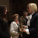 11.10.2021 Kielce. Gala konkursu "Świętokrzyski Anioł Dobroci". Z rąk wicemarszałek Renaty Janik statuetkę otrzymuje Monika Wzorek z Fundacji Dajemy Wybór z Kazimierzy iWelkiej / Jarosław Kubalski / Radio Kielce