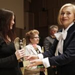 11.10.2021 Kielce. Gala konkursu "Świętokrzyski Anioł Dobroci". Z rąk wicemarszałek Renaty Janik statuetkę otrzymuje Monika Wzorek z Fundacji Dajemy Wybór z Kazimierzy iWelkiej / Jarosław Kubalski / Radio Kielce