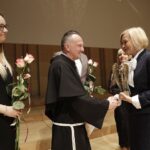 11.10.2021 Kielce. Gala konkursu "Świętokrzyski Anioł Dobroci". Wicemarszałek Renata Janik wręcza statuetkę na ręce ojca Janusza Siwickiego dla Świetlicy Franciszkańskiej prowadzonej przez Stowarzyszenie Kultury Fizycznej Dolna Kamienna w Skarżysku Kamiennej / Jarosław Kubalski / Radio Kielce