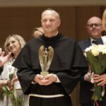 11.10.2021 Kielce. Gala konkursu "Świętokrzyski Anioł Dobroci". Wicemarszałek Renata Janik wręcza statuetkę na ręce ojca Janusza Siwickiego dla Świetlicy Franciszkańskiej prowadzonej przez Stowarzyszenie Kultury Fizycznej Dolna Kamienna w Skarżysku Kamiennej / Jarosław Kubalski / Radio Kielce