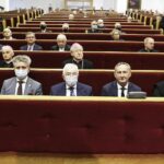 12.10.2021 Kielce. Inauguracja roku akademickiego w Wyższym Seminarium Duchownym. Na zdjęciu od lewej: wicemarszałek Renata Janik, senator Krzysztof Słoń, poseł Krzysztof Lipiec, wojewoda Zbigniew Koniusz i biskup Jan Piotrowski. Z tyłu biskup Marian Florczyk i biskup  Andrzej Kaleta / Jarosław Kubalski / Radio Kielce