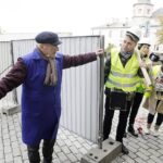 13.10.2021 Kielce. Wzgórze Zamkowe. Happening Teatru Lalki i Aktora "Kubuś" pod hasłem "Wbicie pierwszego kilofa" / Jarosław Kubalski / Radio Kielce