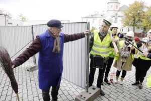 13.10.2021 Kielce. Wzgórze Zamkowe. Happening Teatru Lalki i Aktora "Kubuś" pod hasłem "Wbicie pierwszego kilofa" / Jarosław Kubalski / Radio Kielce