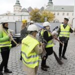 13.10.2021 Kielce. Wzgórze Zamkowe. Happening Teatru Lalki i Aktora "Kubuś" pod hasłem "Wbicie pierwszego kilofa" / Jarosław Kubalski / Radio Kielce