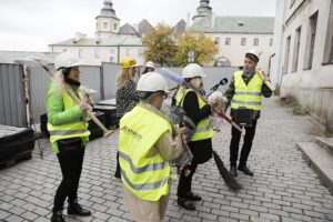 13.10.2021 Kielce. Wzgórze Zamkowe. Happening Teatru Lalki i Aktora "Kubuś" pod hasłem "Wbicie pierwszego kilofa" / Jarosław Kubalski / Radio Kielce