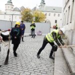 13.10.2021 Kielce. Wzgórze Zamkowe. Happening Teatru Lalki i Aktora "Kubuś" pod hasłem "Wbicie pierwszego kilofa" / Jarosław Kubalski / Radio Kielce