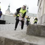 13.10.2021 Kielce. Wzgórze Zamkowe. Happening Teatru Lalki i Aktora "Kubuś" pod hasłem "Wbicie pierwszego kilofa" / Jarosław Kubalski / Radio Kielce