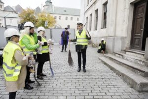 13.10.2021 Kielce. Wzgórze Zamkowe. Happening Teatru Lalki i Aktora "Kubuś" pod hasłem "Wbicie pierwszego kilofa" / Jarosław Kubalski / Radio Kielce