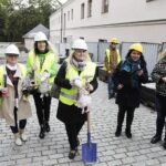 13.10.2021 Kielce. Wzgórze Zamkowe. Happening Teatru Lalki i Aktora "Kubuś" pod hasłem "Wbicie pierwszego kilofa" / Jarosław Kubalski / Radio Kielce