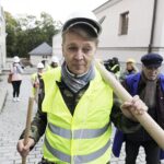 13.10.2021 Kielce. Wzgórze Zamkowe. Happening Teatru Lalki i Aktora "Kubuś" pod hasłem "Wbicie pierwszego kilofa". Dyretkor teatru Piotr-Bogusław Jędrzejczak / Jarosław Kubalski / Radio Kielce