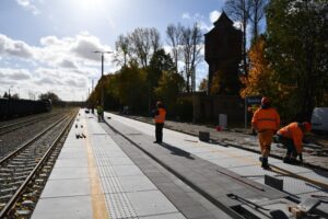 Końcowe prace na peronie w Końskich / Izabela Miernikiewicz/PKP Polskie Linie Kolejowe