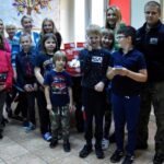 06.10.2021. Kielce. Terytorialsi przekazują  słodycze podopiecznym świetlicy środowiskowej / ppor. Daniel Woś / ŚBOT